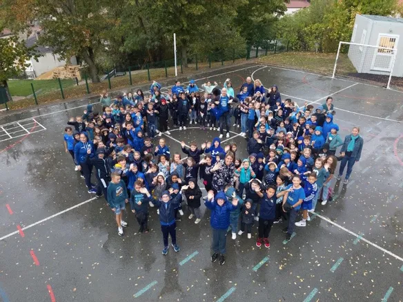 Dans le cadre de leur projet d’école, les écoliers d’Enval reproduisent actuellement, lors de journées thématiques, les différents anneaux de couleurs symbolisant les Jeux Olympiques dans le cadre de Paris 2024. © Agence RIOM