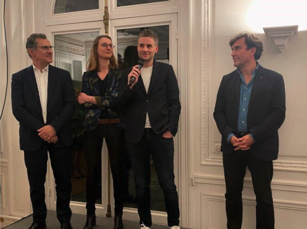 Philippe Carli, président de l’Alliance et du groupe Ebra, a remis le prix à Laura Steen et Pierre Comet en présence de Georges Malbrunot, président du jury. Photo LE PROGRES DR