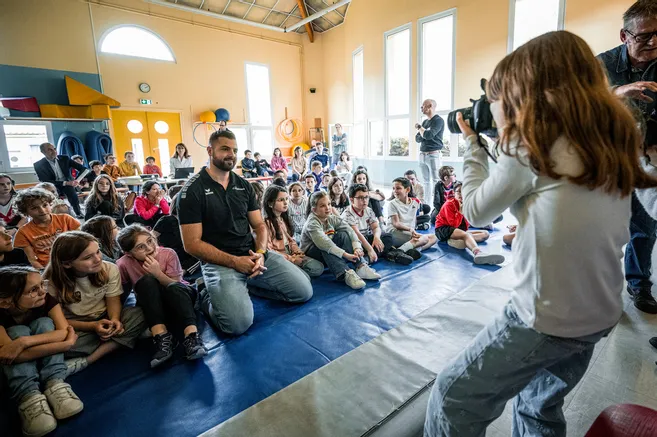 Guidés par les conseillers de la Fondation Varenne, anciens journalistes et photojournalistes de La Montagne, les écoliers sont devenus journalistes. © MARQUET Frédéric